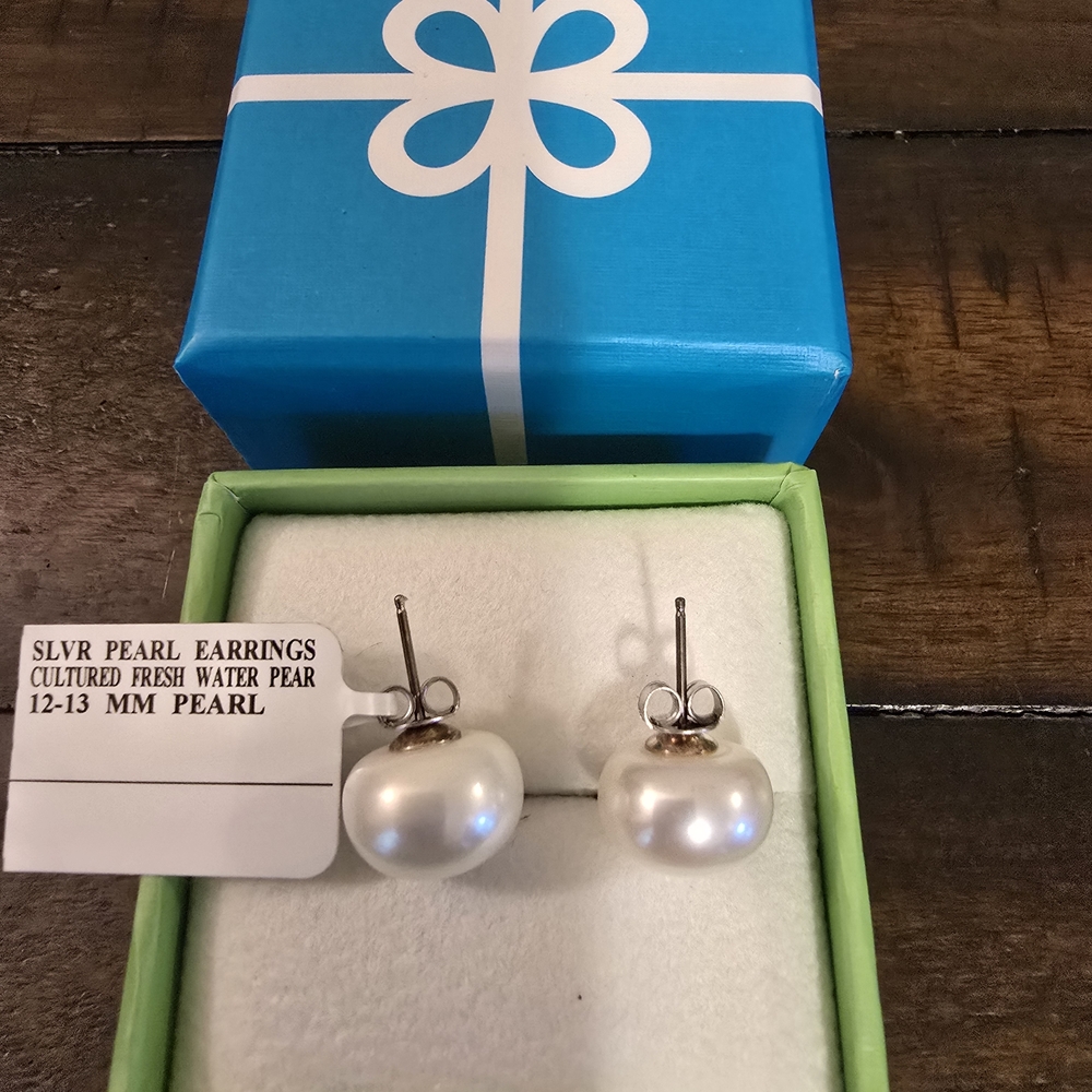 Cultured Fresh Water Pearl Stud Earrings 12-13 mm NWT - Picture 2 of 2